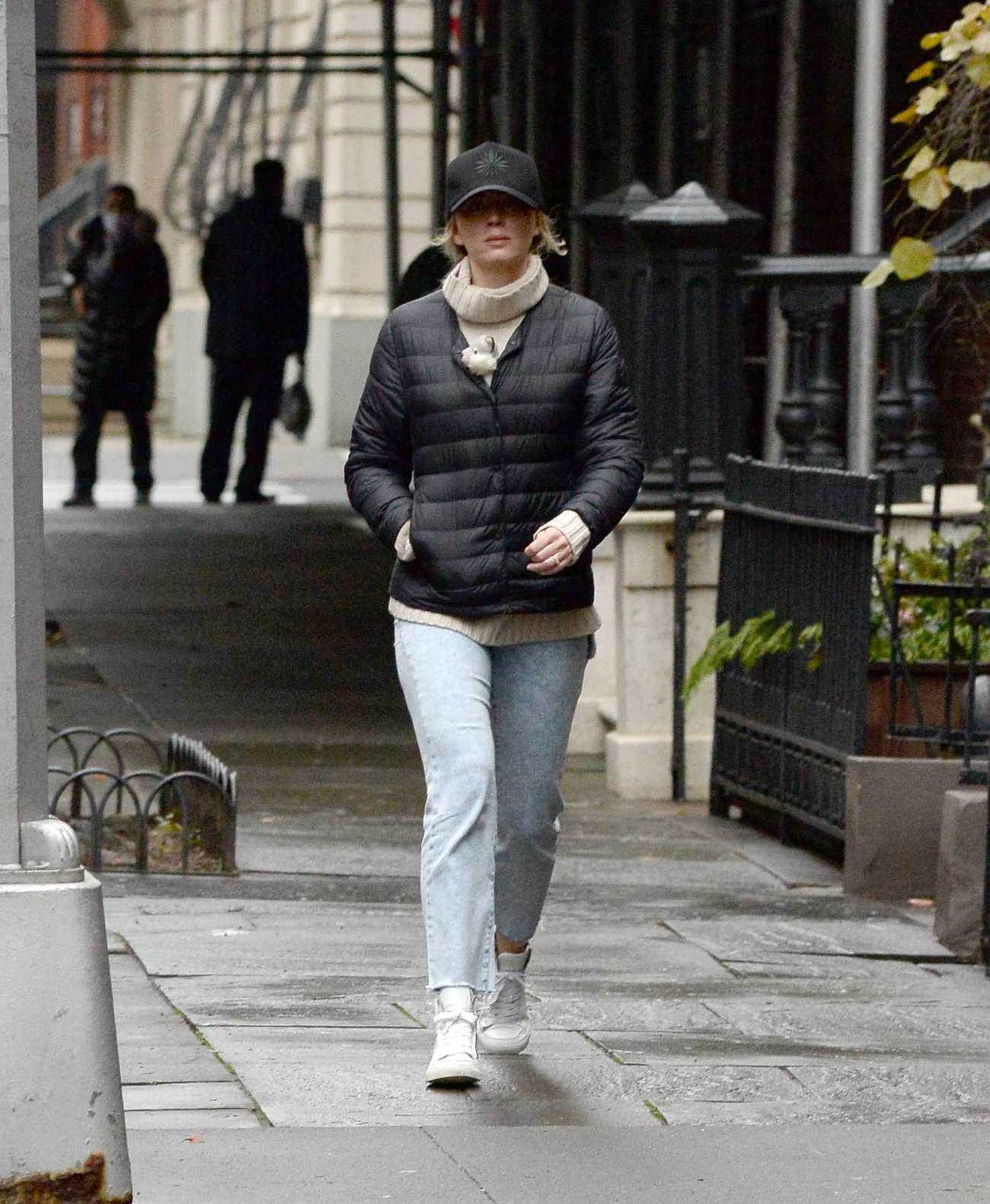 Emily_Blunt___Out_and_about_in_New_York_City_3rd_January_2022-01.jpg