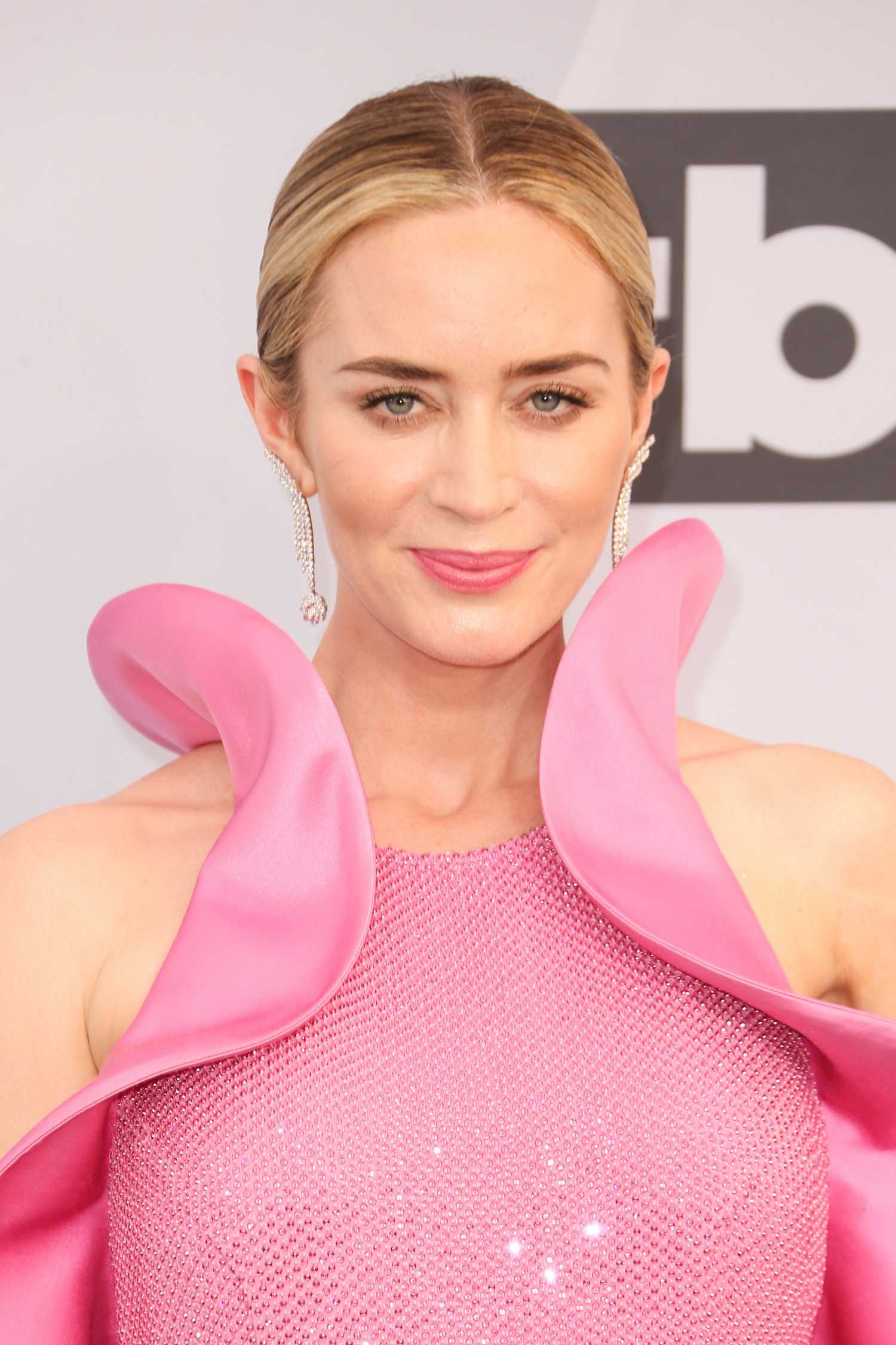 Emily_Blunt_-_25th_Annual_Screen_Actors_Guild_Awards_in_Los_Angeles_01272019-01~0.jpg