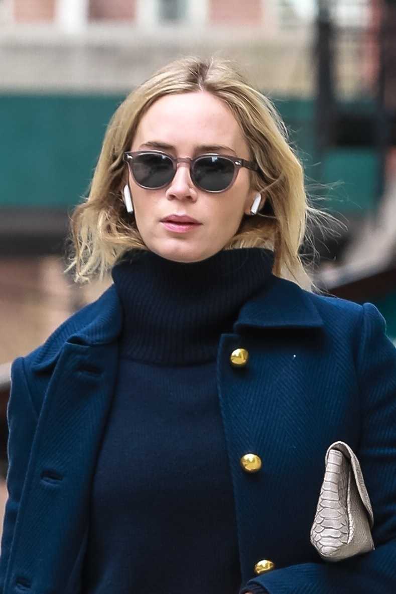Emily_Blunt_-_Embraces_the_spring_weather_as_she_enjoys_a_morning_stroll_in_Tribeca2C_NYC_April_122C_2019-02.jpg