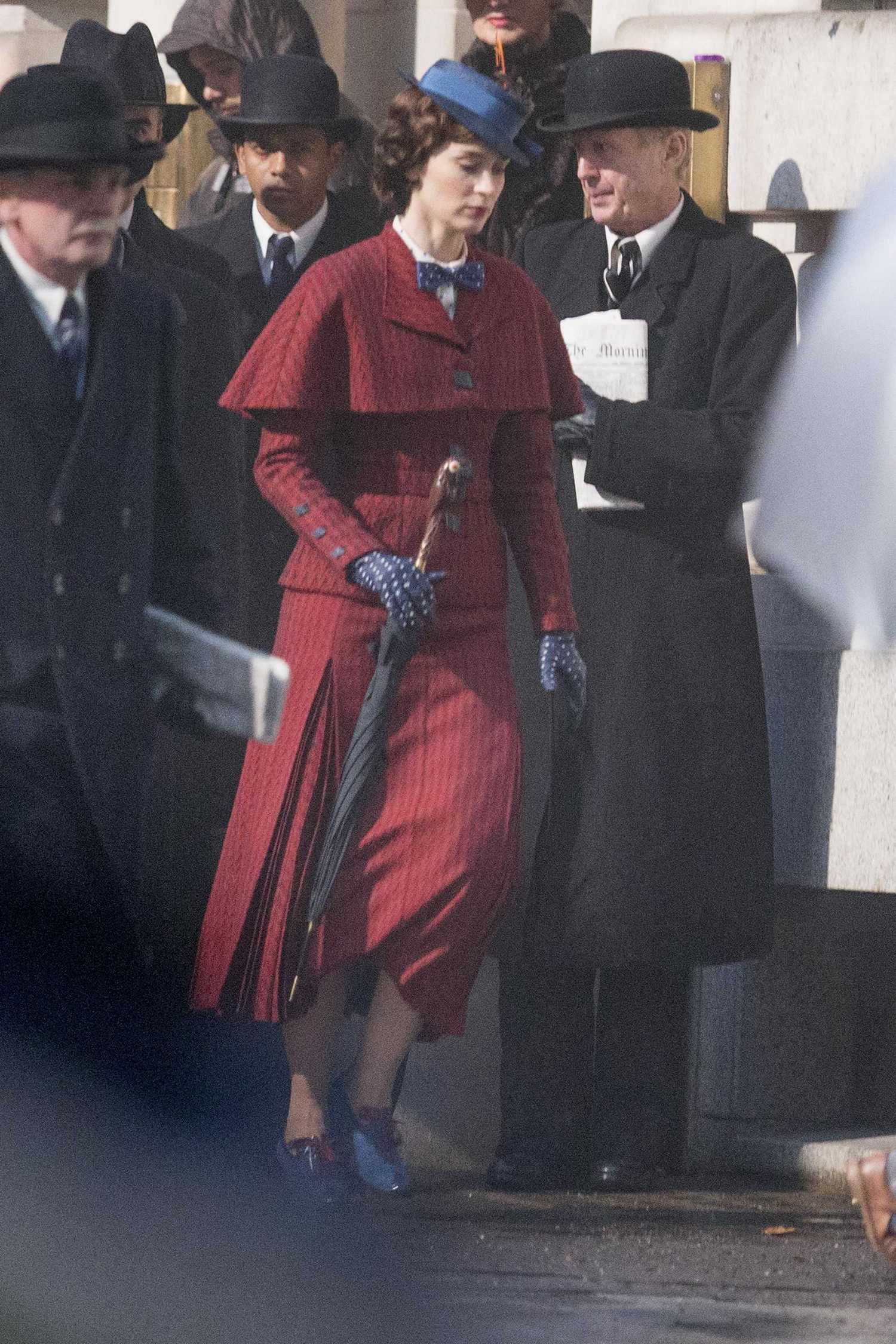 Emily_Blunt_-_Filming__Mary_Poppins_Returns__in_Central_London_on_March_3-12.jpg