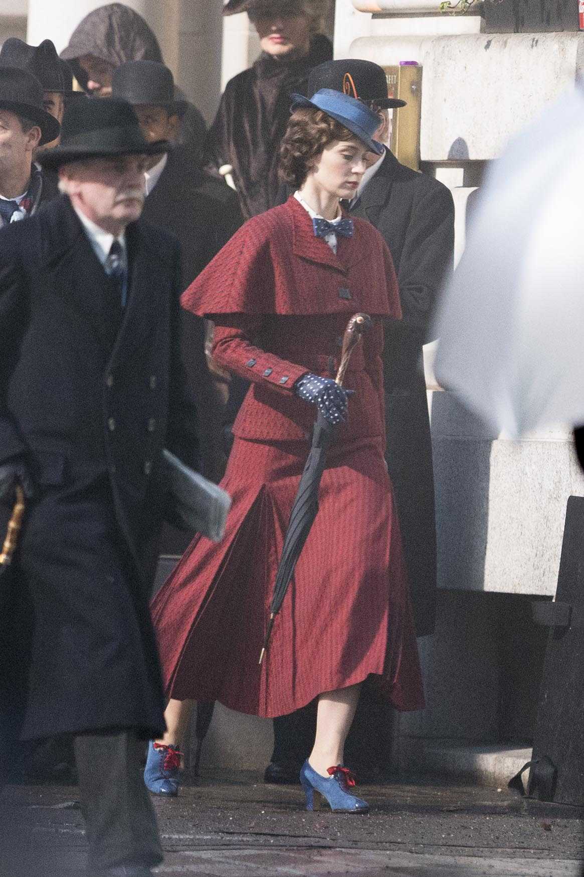 Emily_Blunt_-_Filming__Mary_Poppins_Returns__in_Central_London_on_March_3-13.jpg