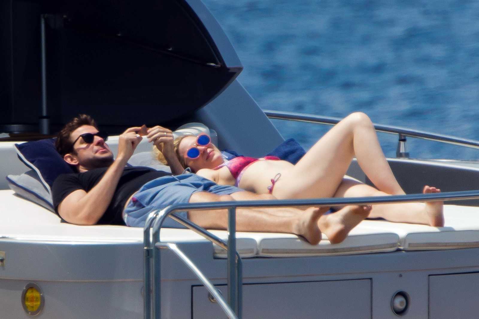 Emily_Blunt_-_In_a_yacht_in_Tuscany2C_Italy_on_June_7-01.jpg