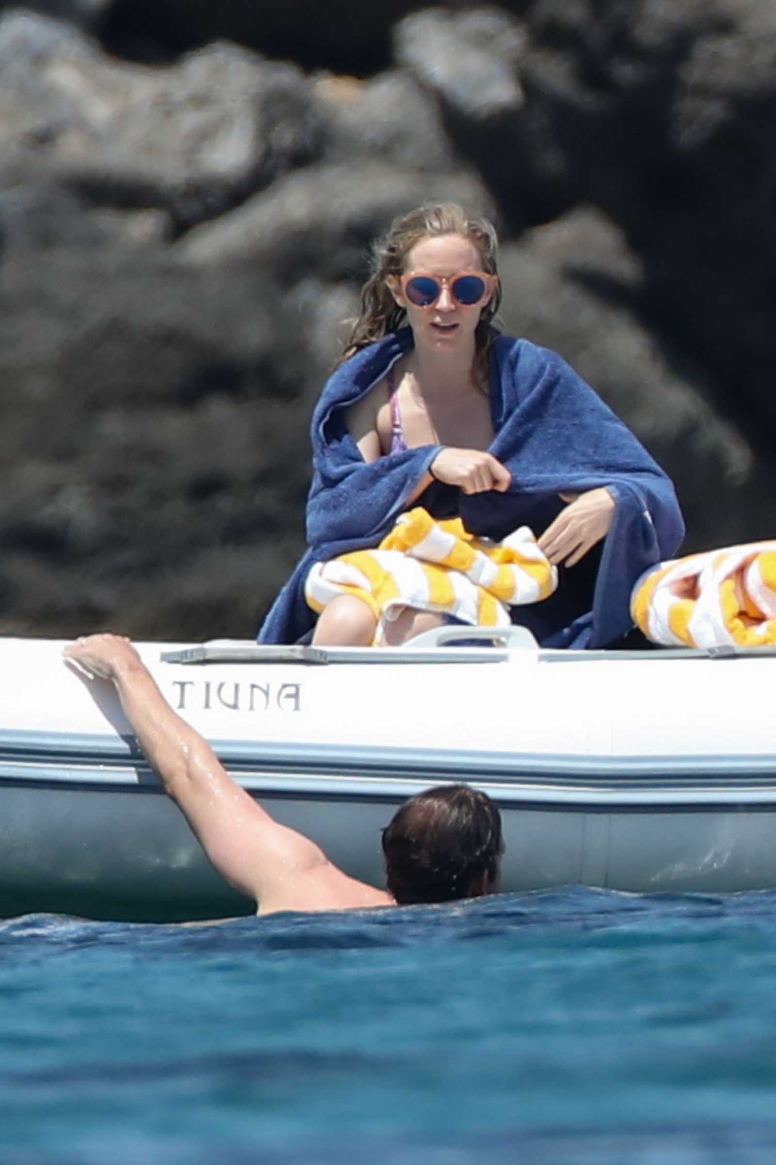 Emily_Blunt_-_In_a_yacht_in_Tuscany2C_Italy_on_June_7-04.jpg