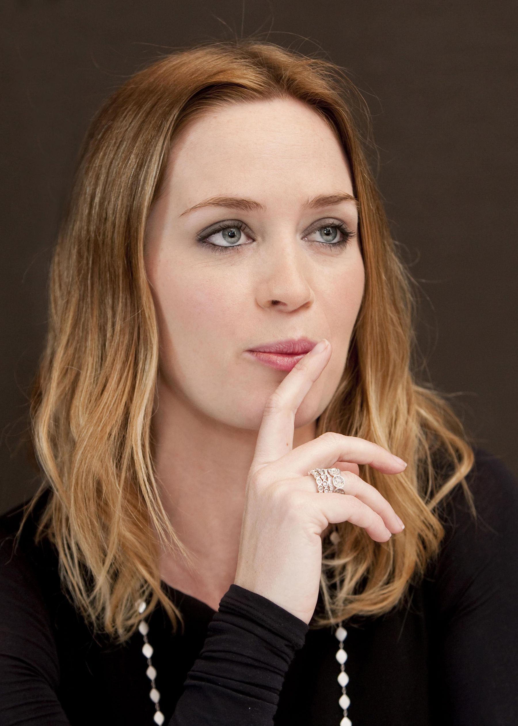 Emily_Blunt_-_The_Adjustment_Bureau_Press_Conference_in_New_York__on_February_12-05.jpg