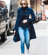 Emily_Blunt_-_Embraces_the_spring_weather_as_she_enjoys_a_morning_stroll_in_Tribeca2C_NYC_April_122C_2019-04.jpg