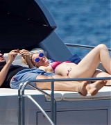 Emily_Blunt_-_In_a_yacht_in_Tuscany2C_Italy_on_June_7-01.jpg