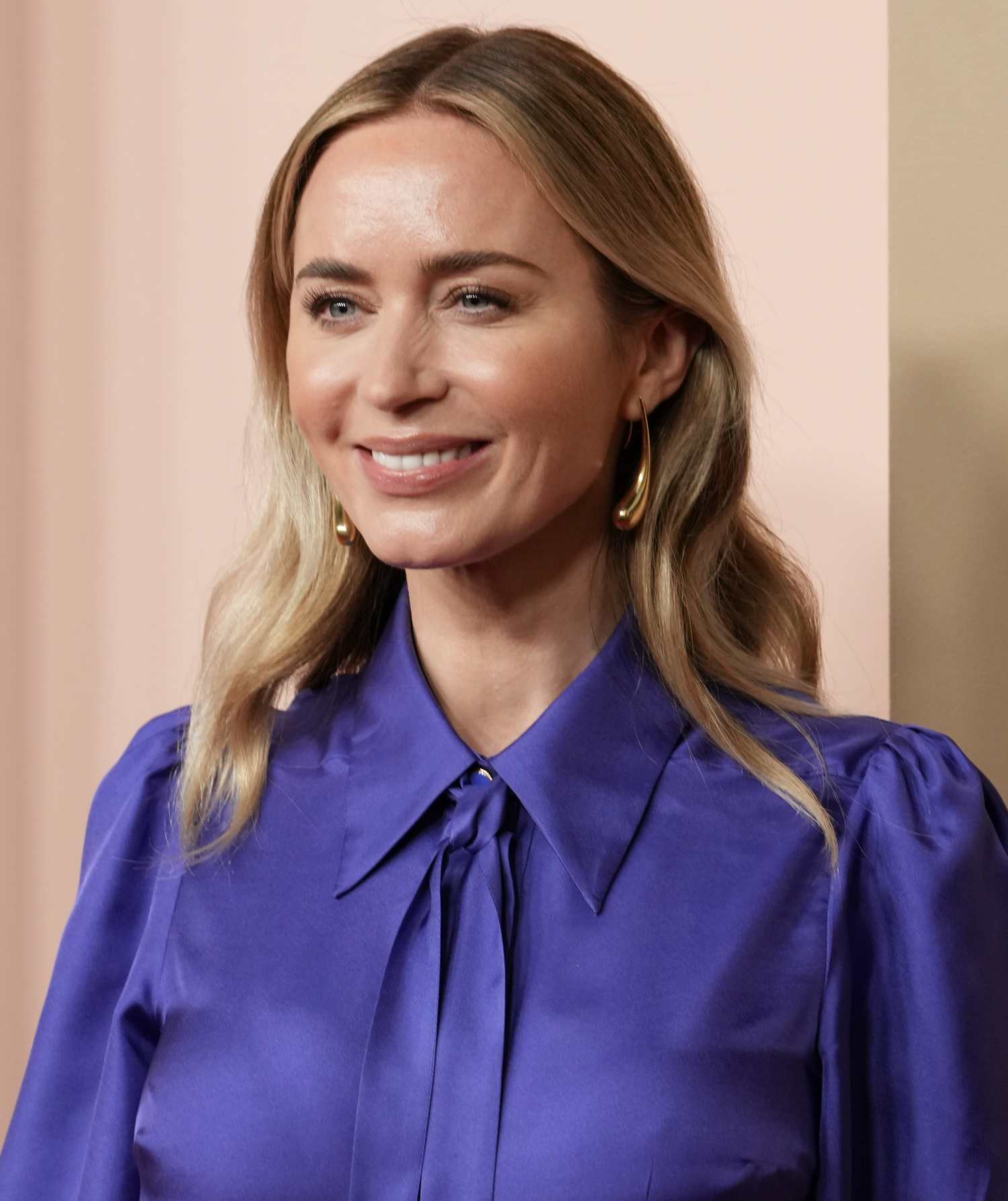 Emily_Blunt_-_96th_Oscars_Nominee_Luncheon_at_the_Beverly_Hilton_in_Beverly_Hills_-_February_122C_2024_09.jpg