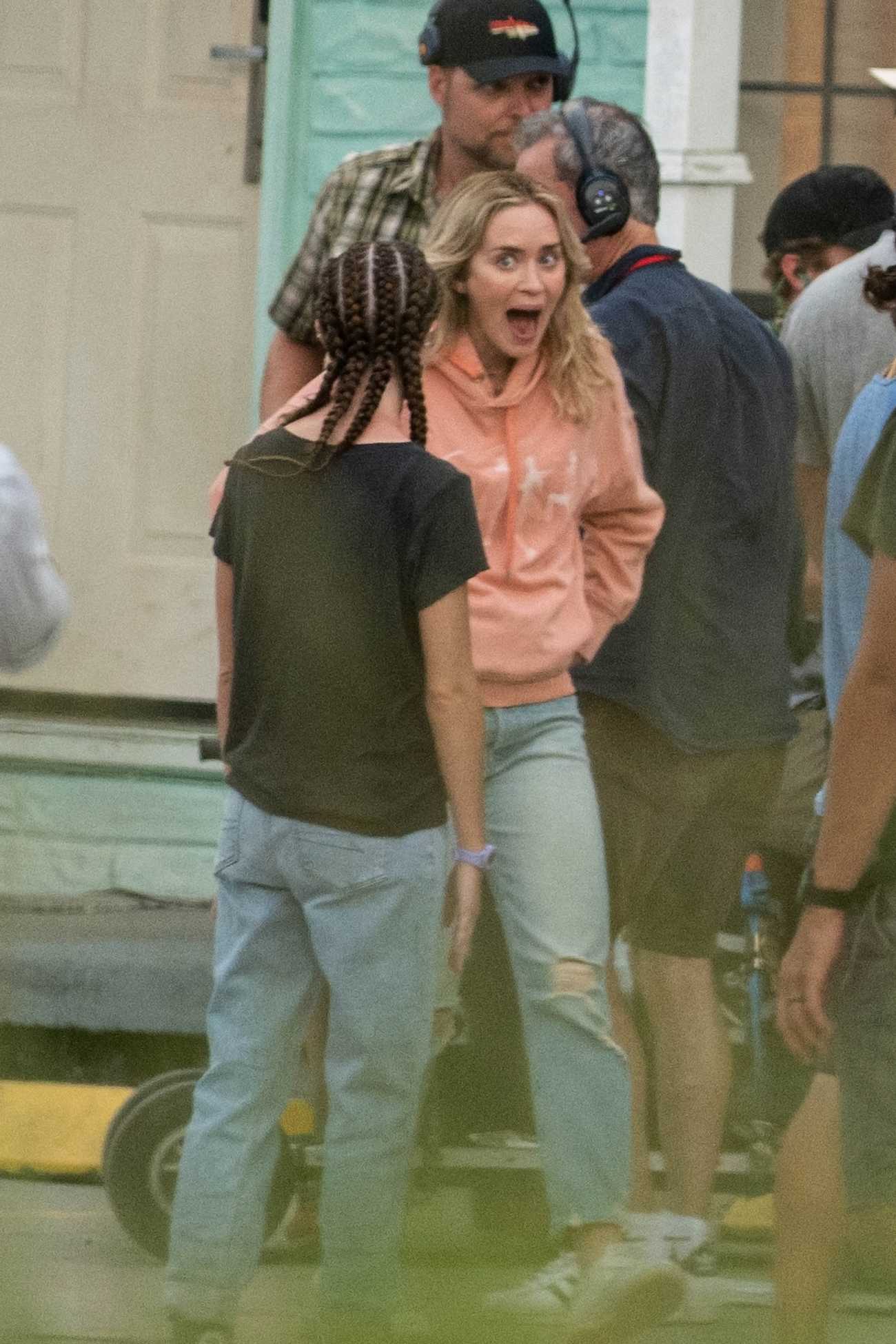 Emily_Blunt_-_Filming_Pain_Hustlers_with_co-star_Chris_Evans_-_Aug_242C_202210.jpg