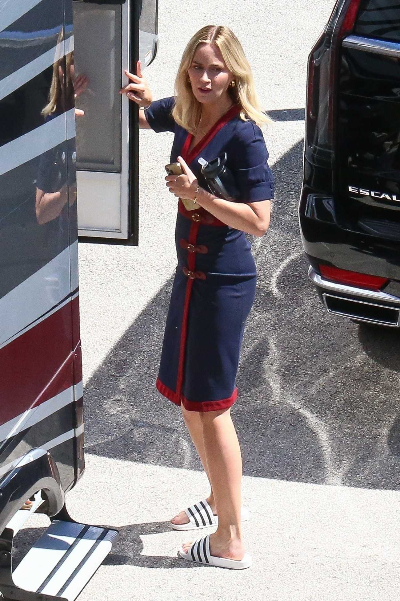Emily_Blunt_spotted_on_set_filming_The_Pain_Hustlers_in_Miami_Aug2C_30202201.jpg