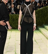 Emily_Blunt_-_2026_Met_Gala_Celebrating_Costume_Art_at_the_Metropolitan_Museum_of_Art__May_42C_2026_00006.jpg