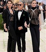 Emily_Blunt_-_2026_Met_Gala_Celebrating_Costume_Art_at_the_Metropolitan_Museum_of_Art__May_42C_2026_00010.jpg