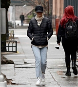 Emily_Blunt___Out_and_about_in_New_York_City_3rd_January_2022-02.jpg