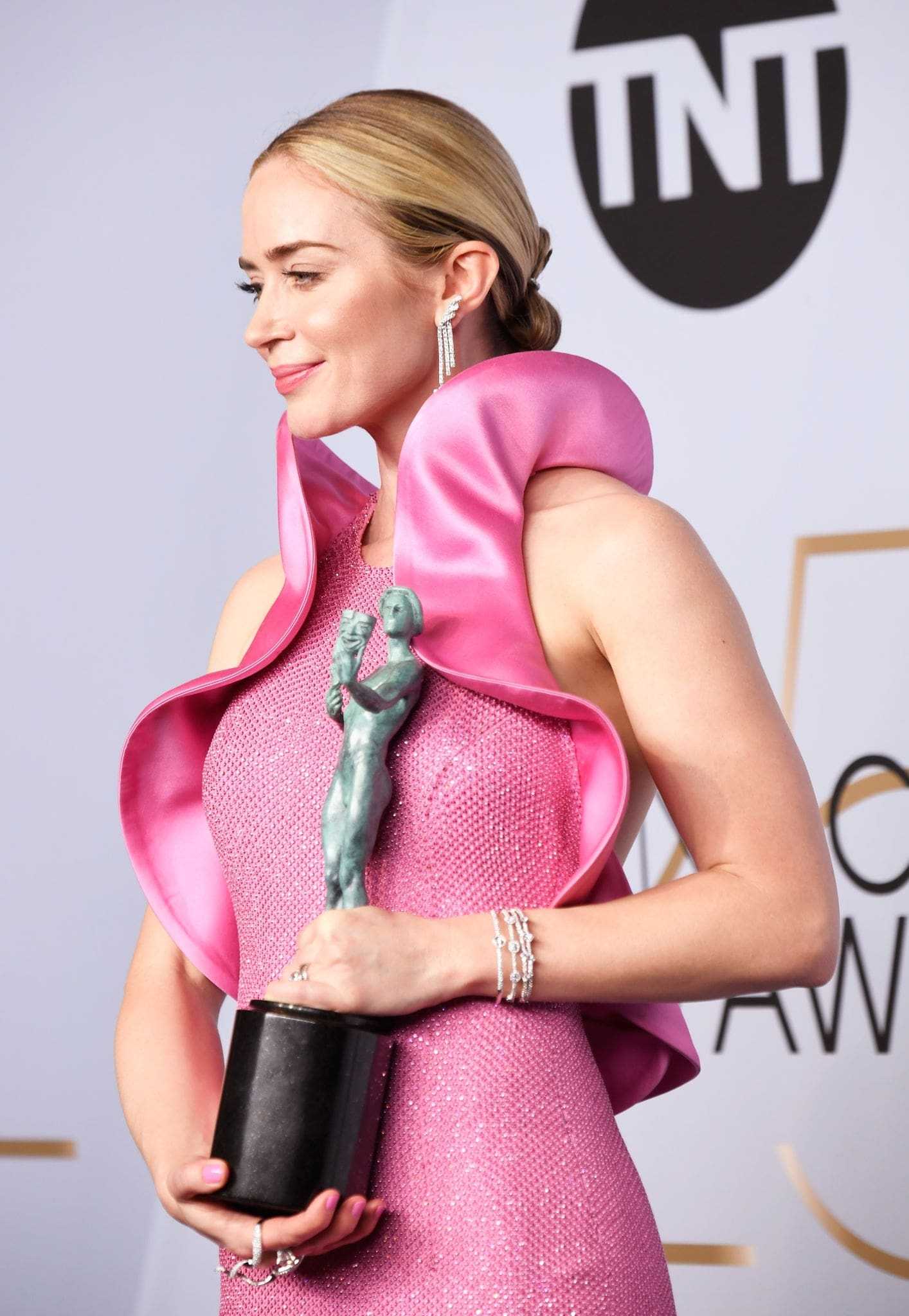Emily_Blunt_-_25th_Annual_Screen_Actors_Guild_Awards_Pressroom_in_Los_Angeles_01272019-15.jpg
