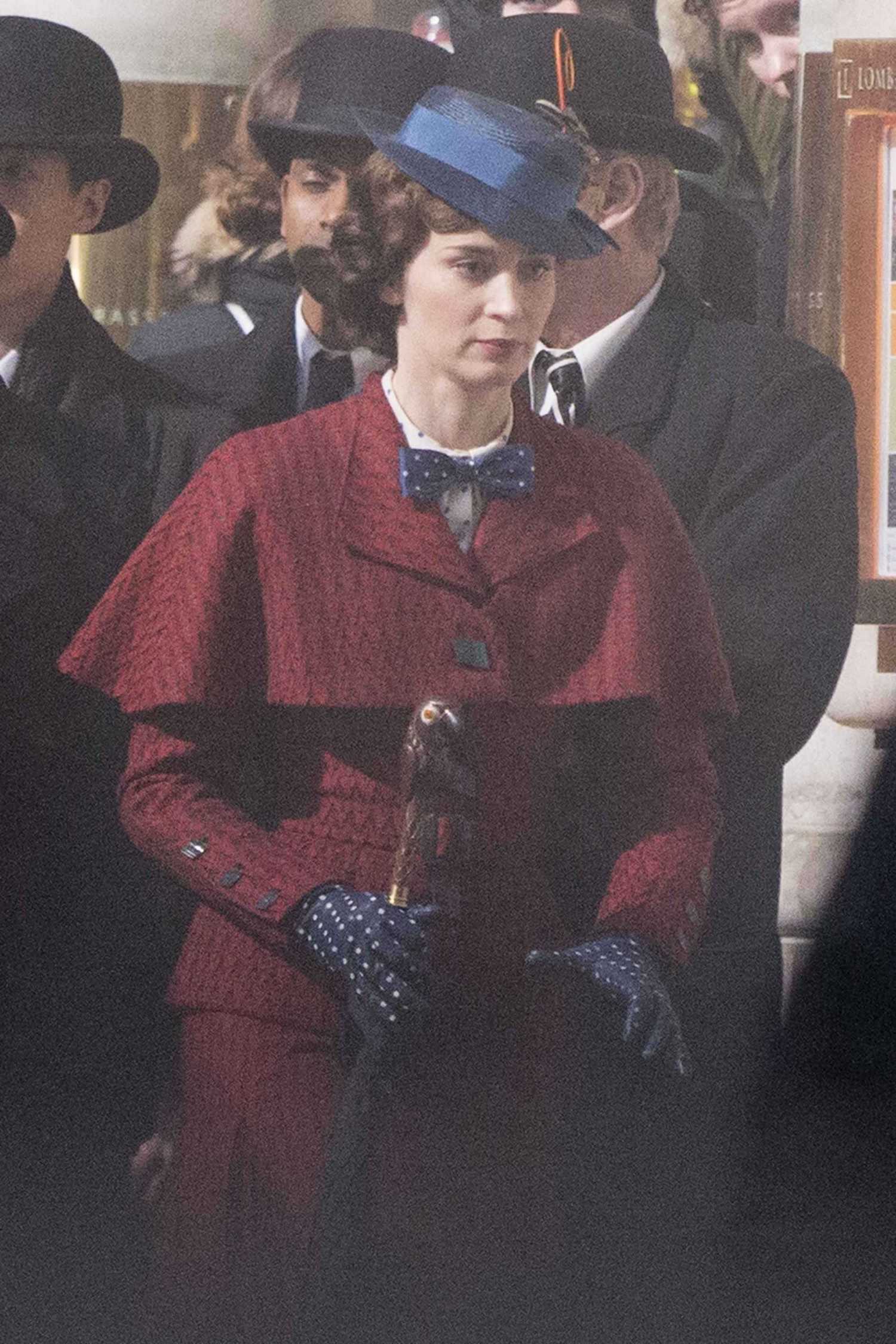 Emily_Blunt_-_Filming__Mary_Poppins_Returns__in_Central_London_on_March_3-01.jpg