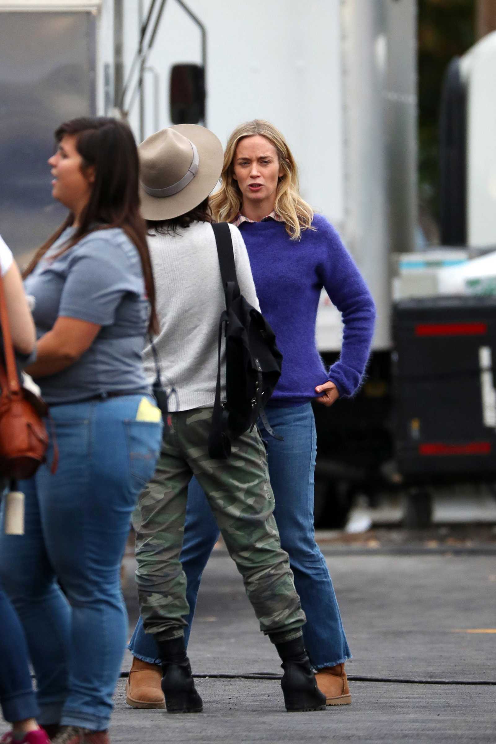 Emily_Blunt_-_Filming_in_upstate_New_York_on_October_25-02.jpg