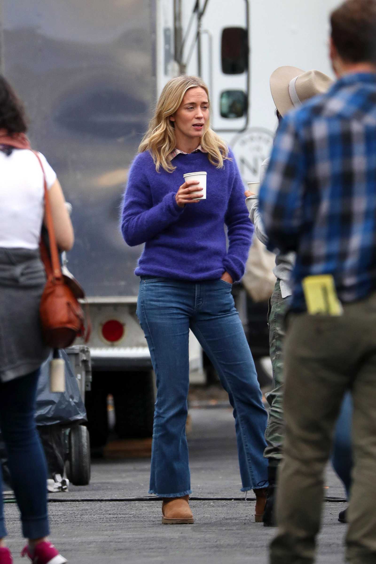 Emily_Blunt_-_Filming_in_upstate_New_York_on_October_25-03.jpg