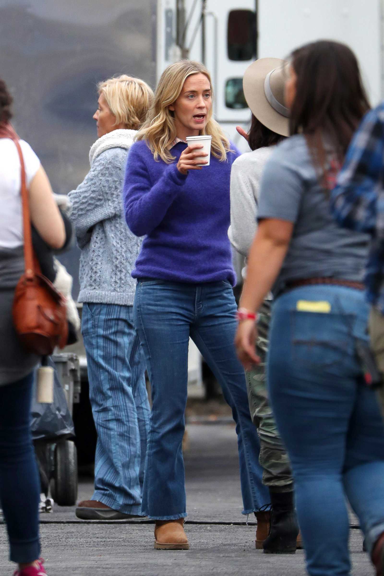 Emily_Blunt_-_Filming_in_upstate_New_York_on_October_25-05.jpg