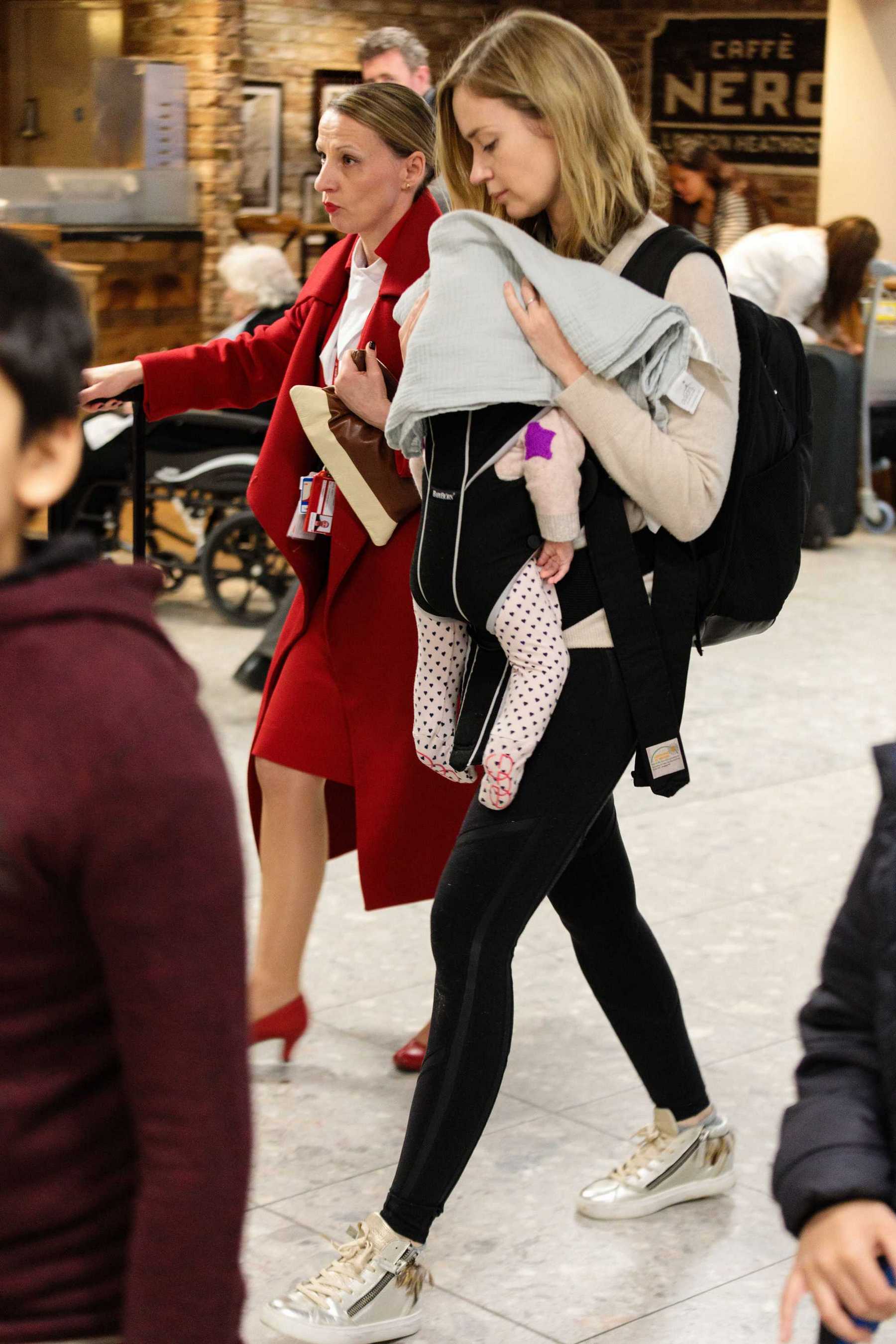 Emily_Blunt_-_Heathrow_Airport_Terminal_3_on_April_17-01.jpg
