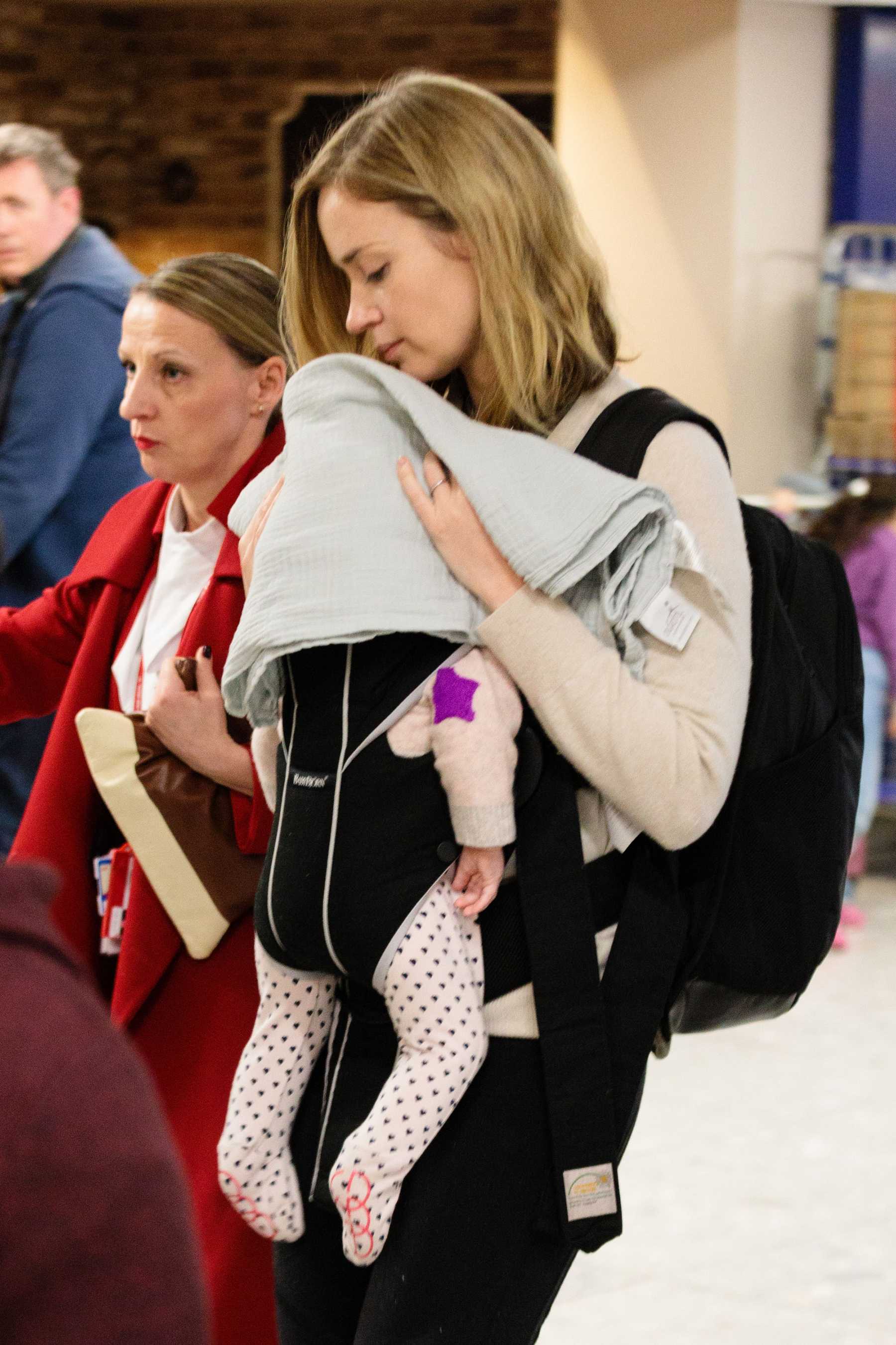 Emily_Blunt_-_Heathrow_Airport_Terminal_3_on_April_17-06.jpg