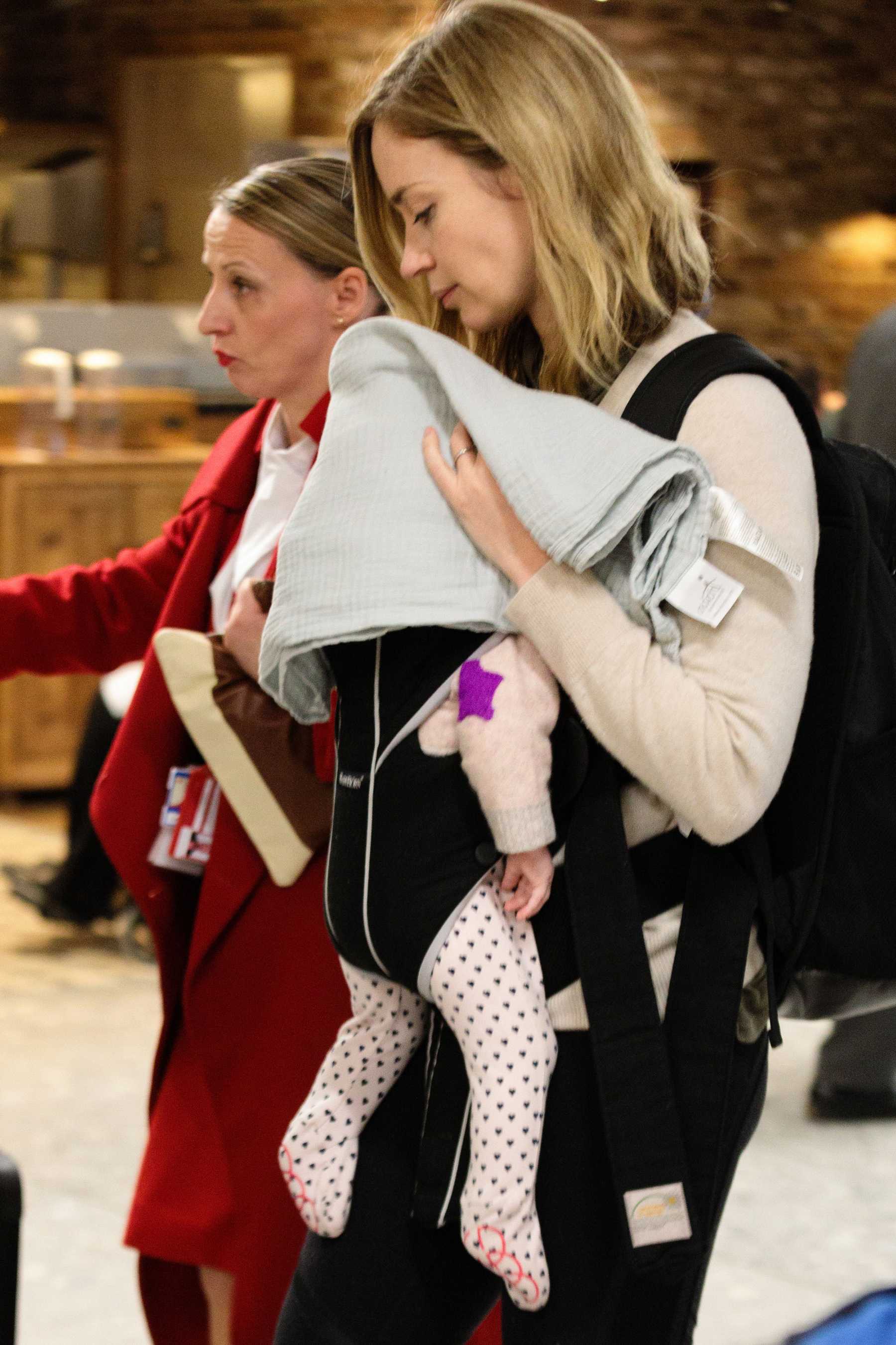 Emily_Blunt_-_Heathrow_Airport_Terminal_3_on_April_17-08.jpg