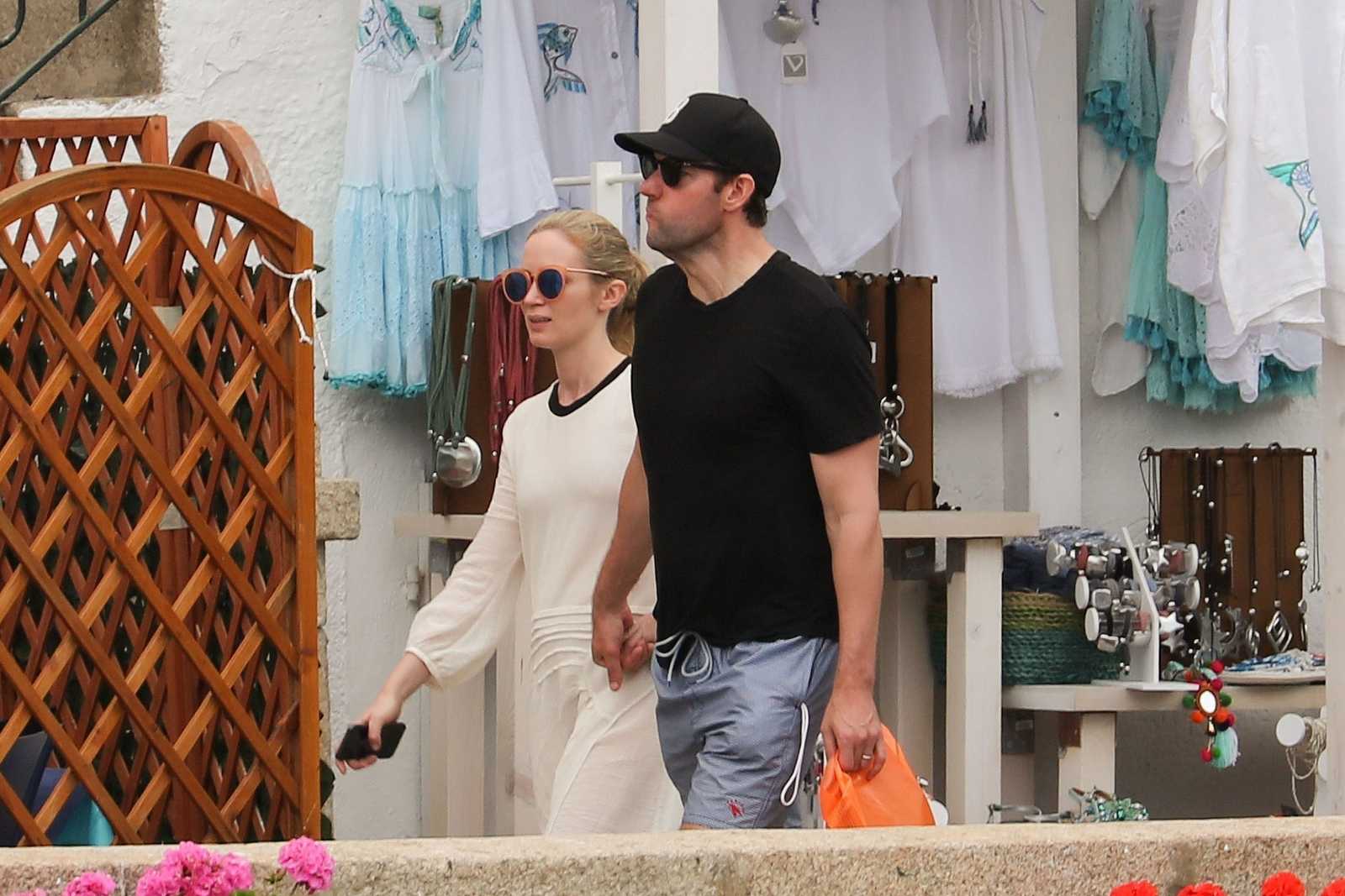 Emily_Blunt_-_In_Tuscany2C_Italy_on_June_7-03.jpg