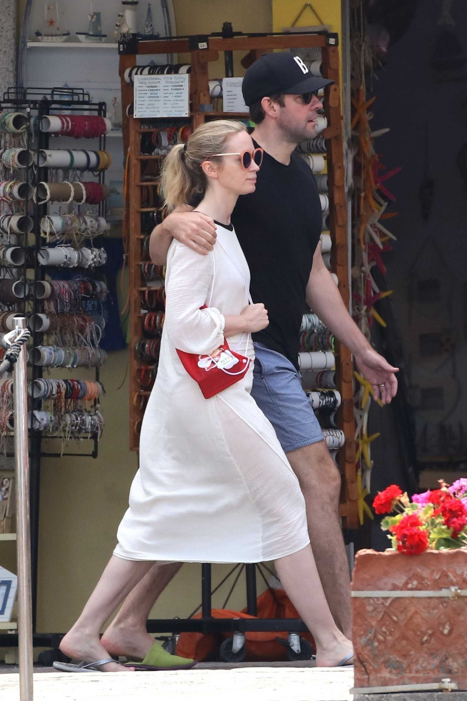 Emily_Blunt_-_In_Tuscany2C_Italy_on_June_7-04.jpg