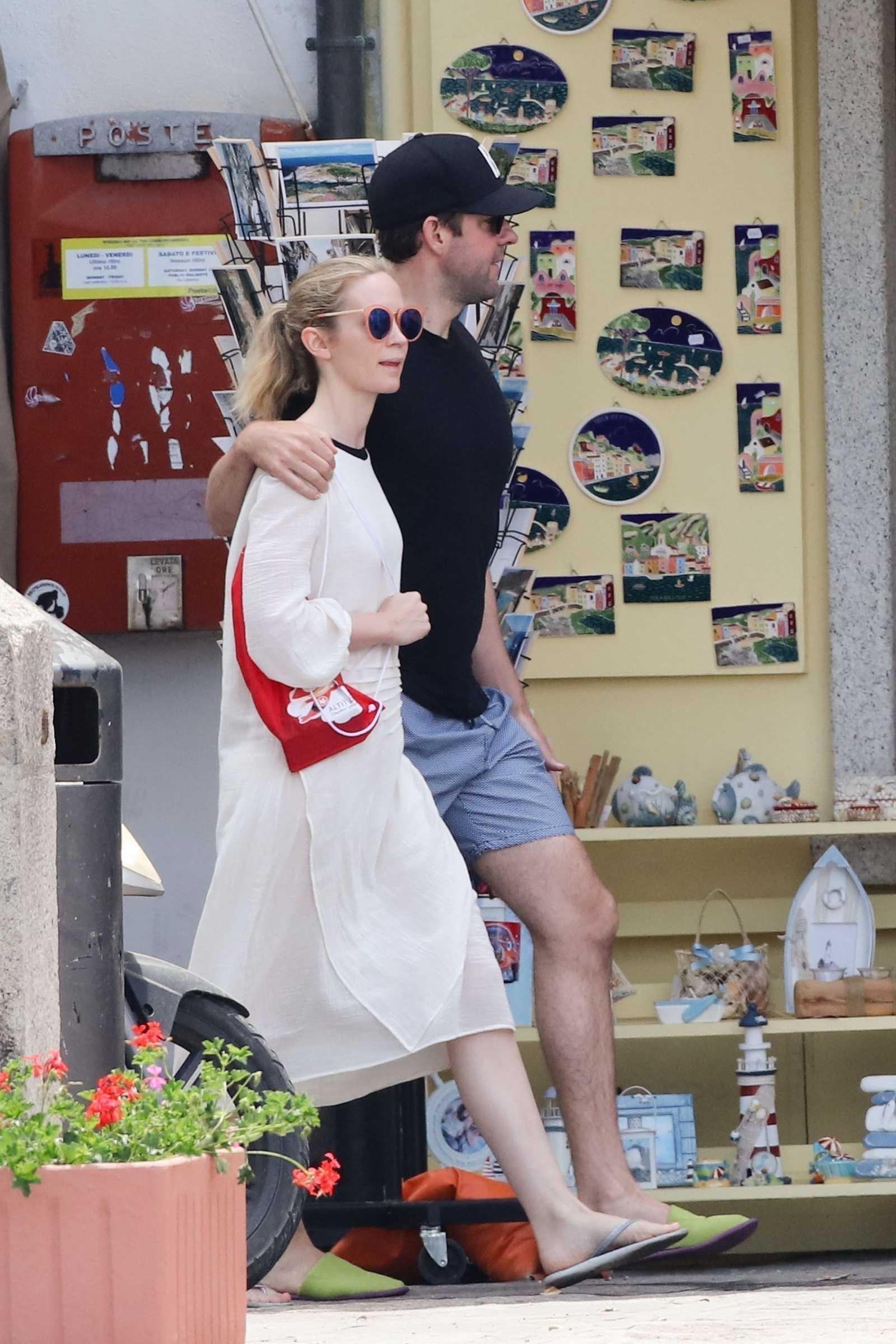 Emily_Blunt_-_In_Tuscany2C_Italy_on_June_7-07.jpg