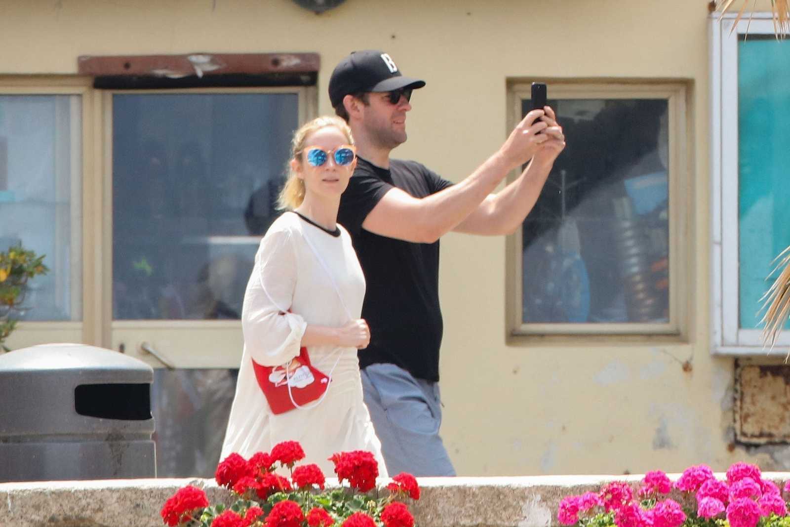 Emily_Blunt_-_In_Tuscany2C_Italy_on_June_7-08.jpg