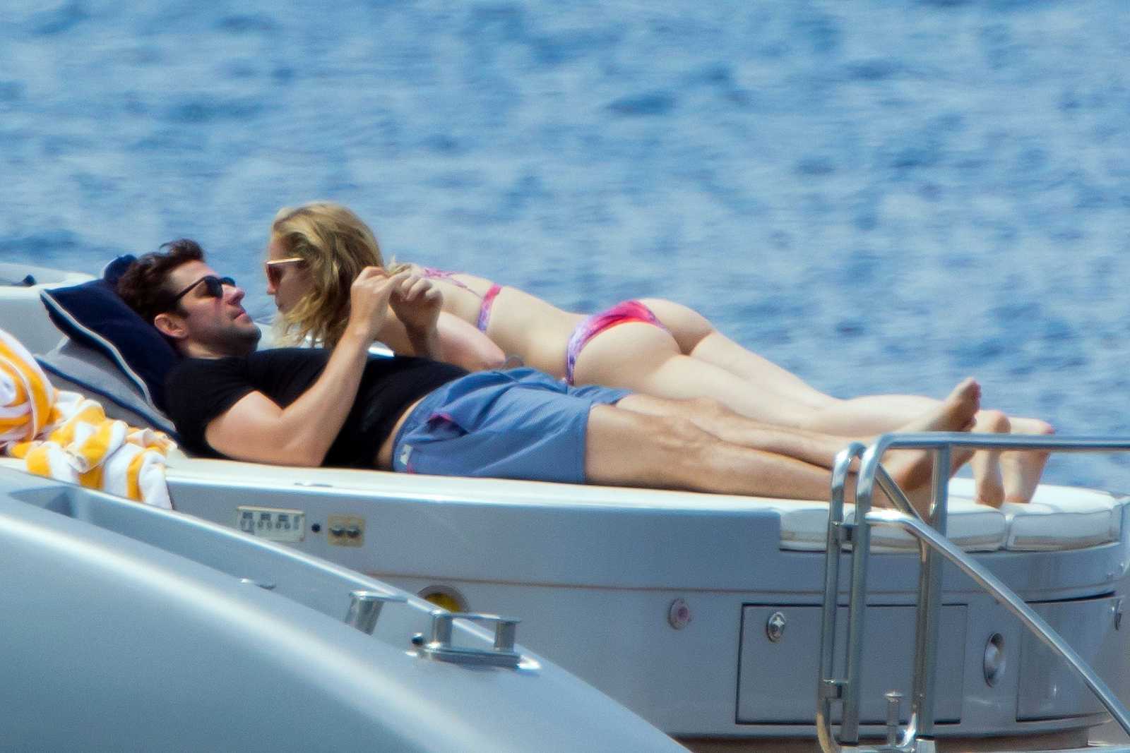 Emily_Blunt_-_In_a_yacht_in_Tuscany2C_Italy_on_June_7-02.jpg
