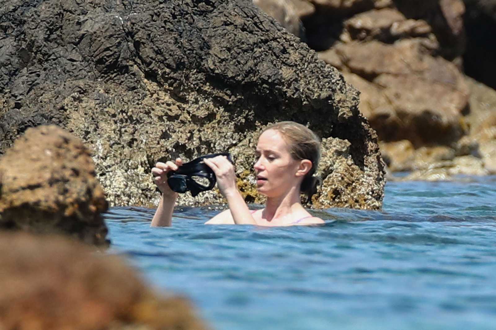 Emily_Blunt_-_In_a_yacht_in_Tuscany2C_Italy_on_June_7-05.jpg