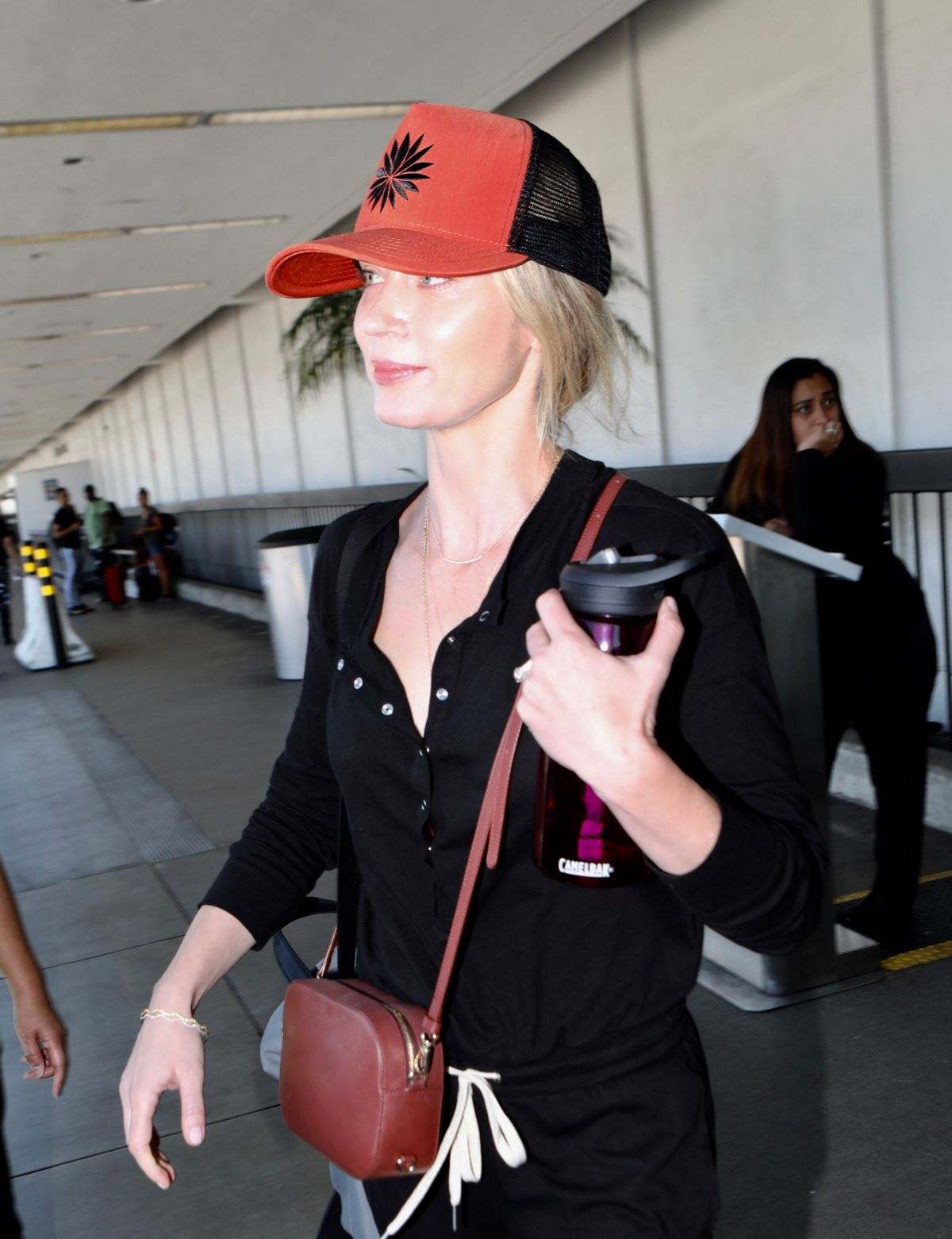 Emily_Blunt_-_Los_Angeles_International_Airport__08202019-02.jpg