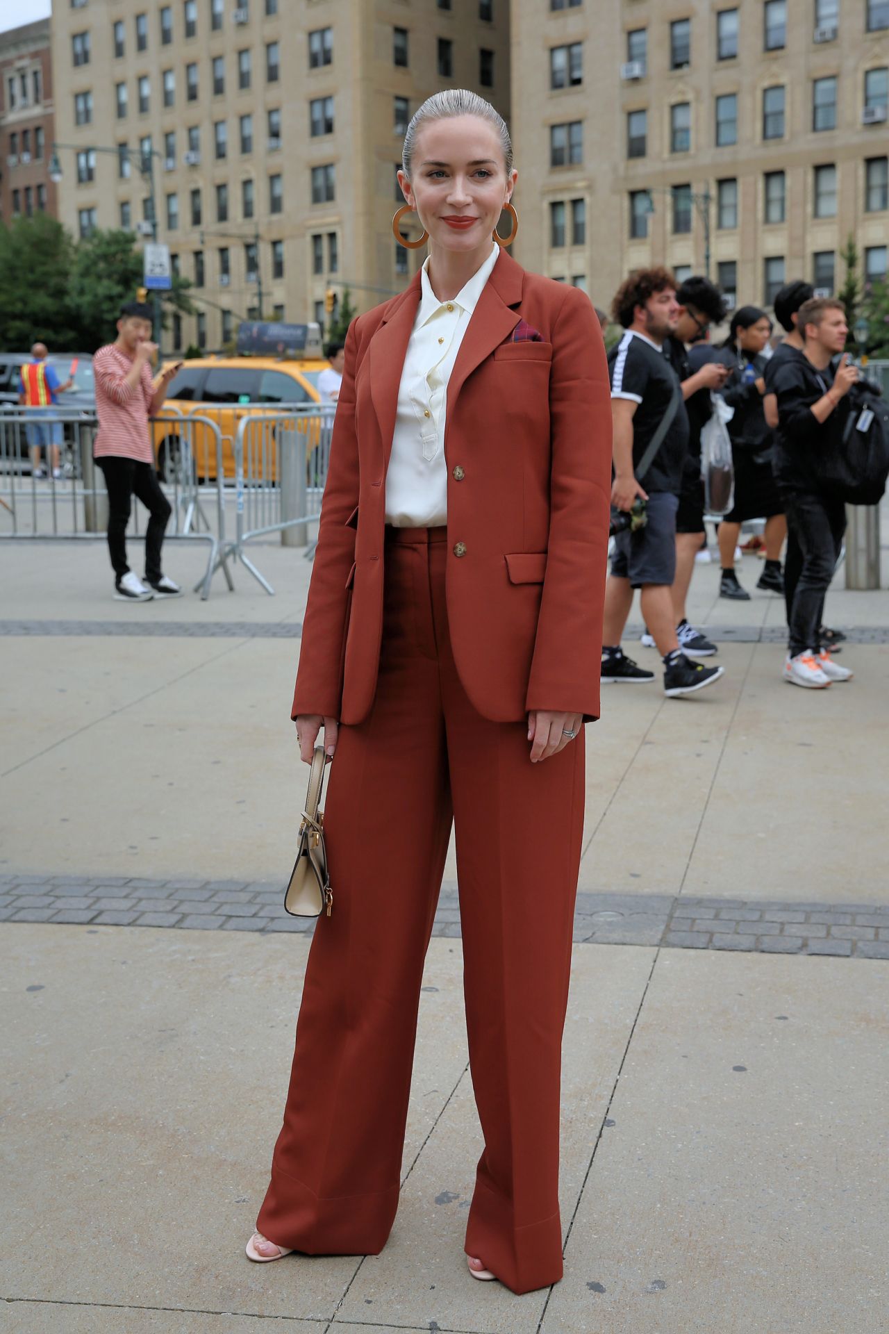 Emily_Blunt_-_Tory_Burch_NYFW_SS20_at_the_Brooklyn_Museum_on_September_082C_2019_in_Brooklyn_City-02.jpg