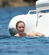 Emily_Blunt_-_In_a_yacht_in_Tuscany2C_Italy_on_June_7-09.jpg