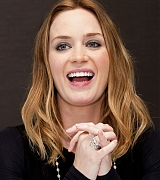 Emily_Blunt_-_The_Adjustment_Bureau_Press_Conference_in_New_York__on_February_12-07.jpg